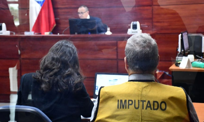 John Cobin Sentado en la Sala con Abogado Pre-Juicio 2020